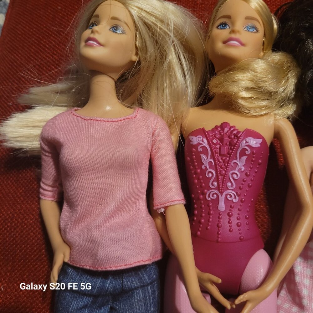 Five Barbies - Picture 4 of 4